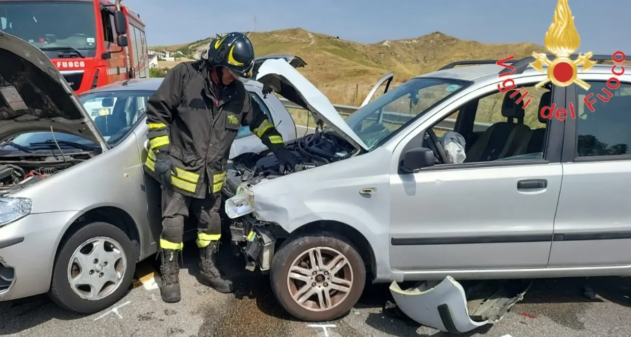 Incidente tra due auto a Catanzaro, ferite quattro persone\n