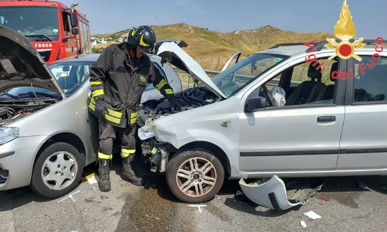 Incidente tra due auto a Catanzaro, ferite quattro persone\n