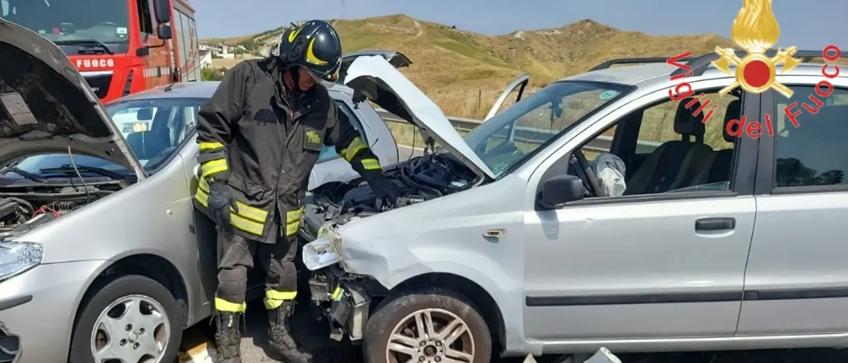 Incidente tra due auto a Catanzaro, ferite quattro persone\n
