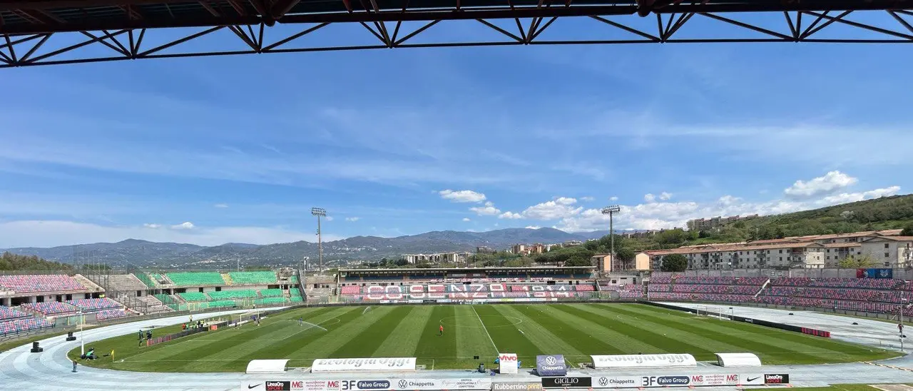 Curve chiuse al Marulla, tifo spento: il Cosenza rischia di perdere se stesso\n