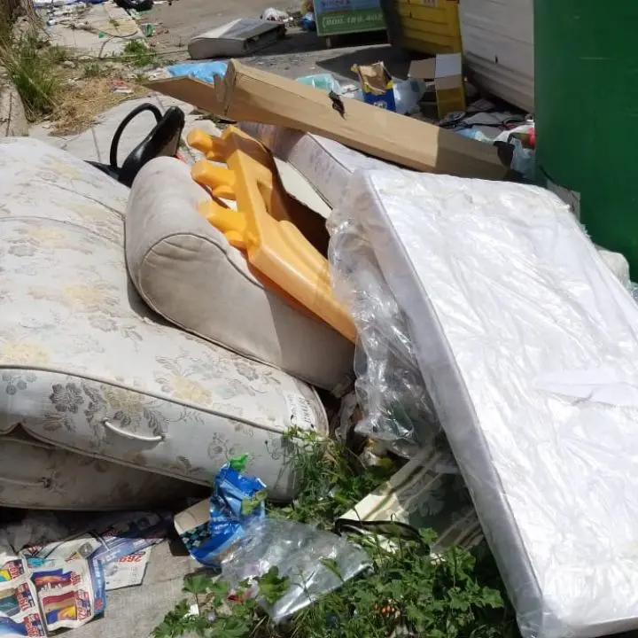 Discariche abusive scoperte a Crotone: tra i rifiuti anche materassi vecchi