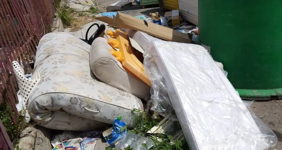 Discariche abusive scoperte a Crotone: tra i rifiuti anche materassi vecchi