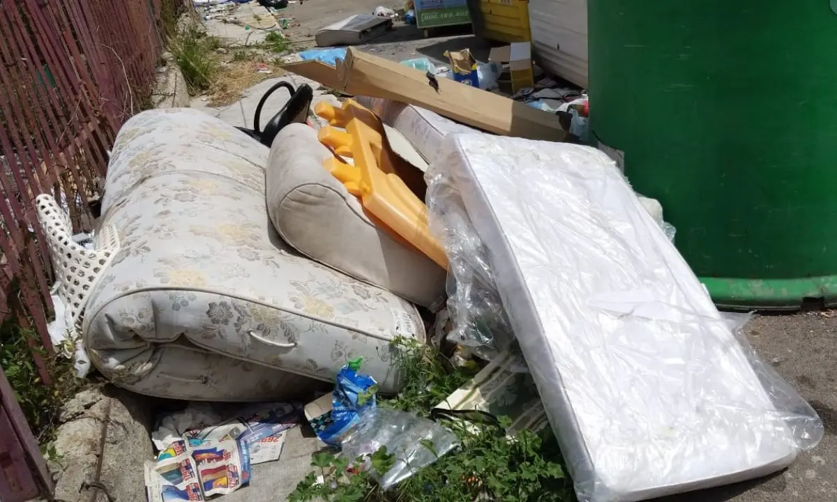 Discariche abusive scoperte a Crotone: tra i rifiuti anche materassi vecchi