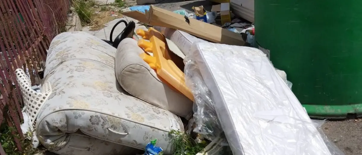 Discariche abusive scoperte a Crotone: tra i rifiuti anche materassi vecchi