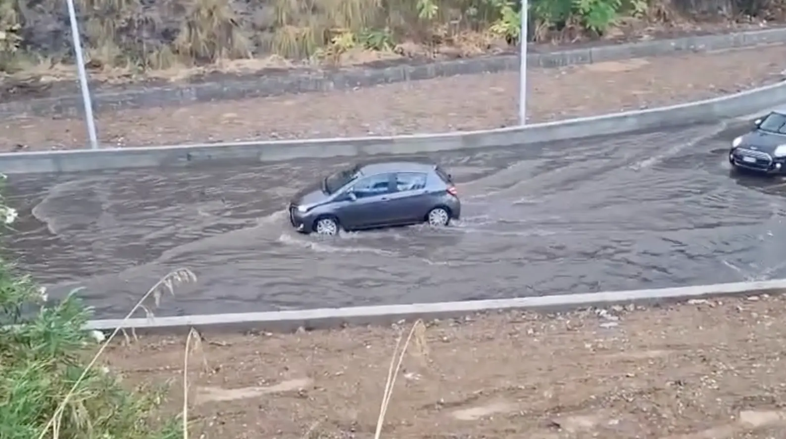 Cirella, la rotonda diventa una piscina alla prima pioggia