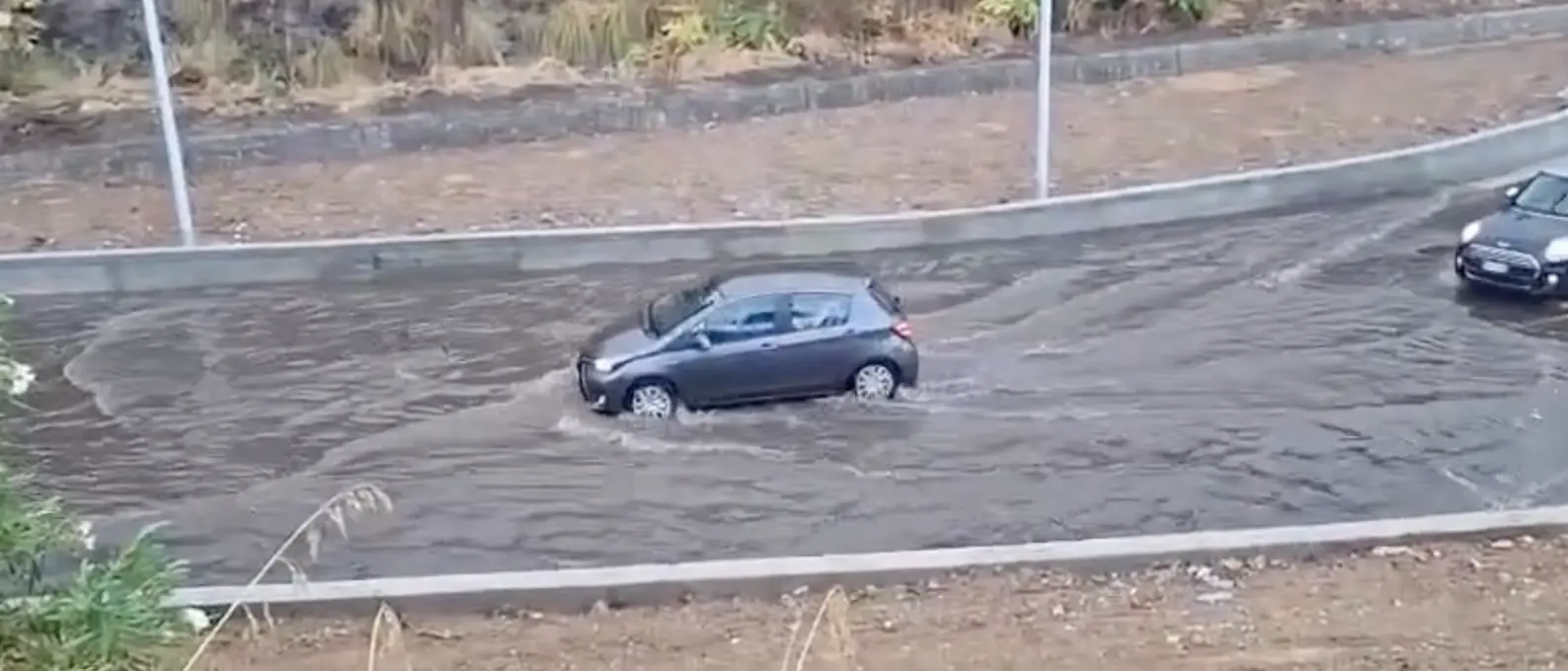 Cirella, la rotonda diventa una piscina alla prima pioggia