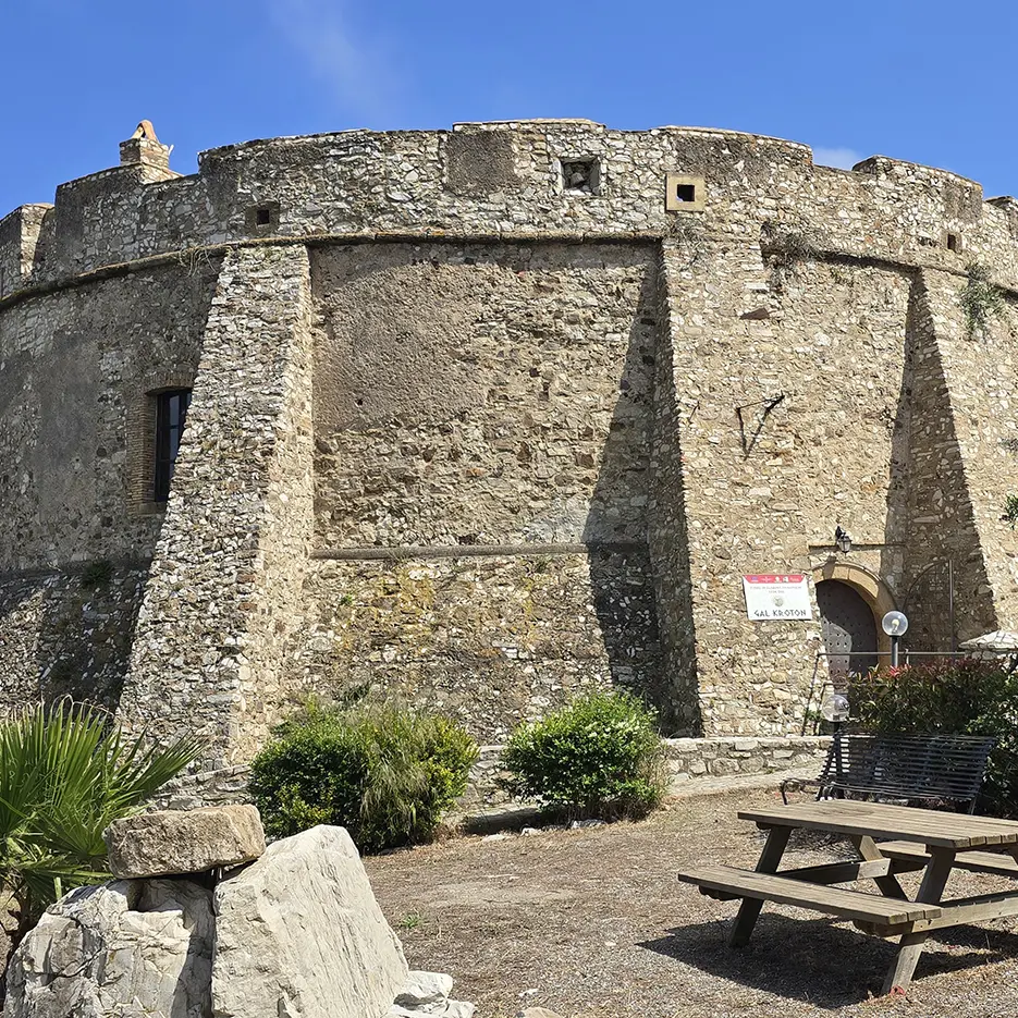 La Calabria fortificata:\u00A0torri e castelli che ricordano oltre due secoli di tracce aragonesi e spagnole\n