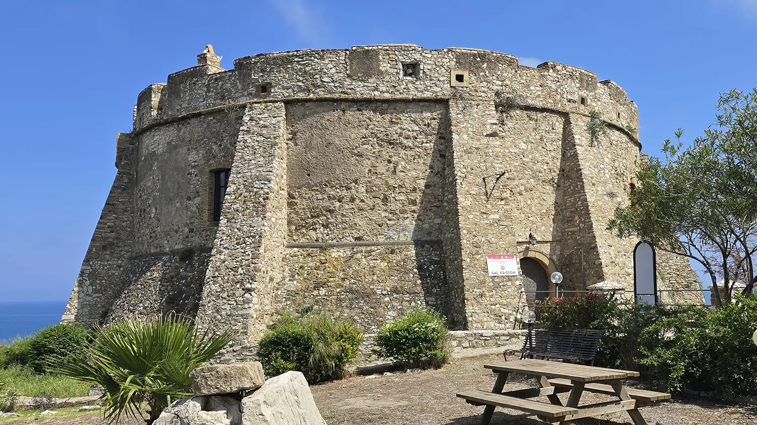 <p>La Torre Aragonese di Torre Melissa</p>\\n
