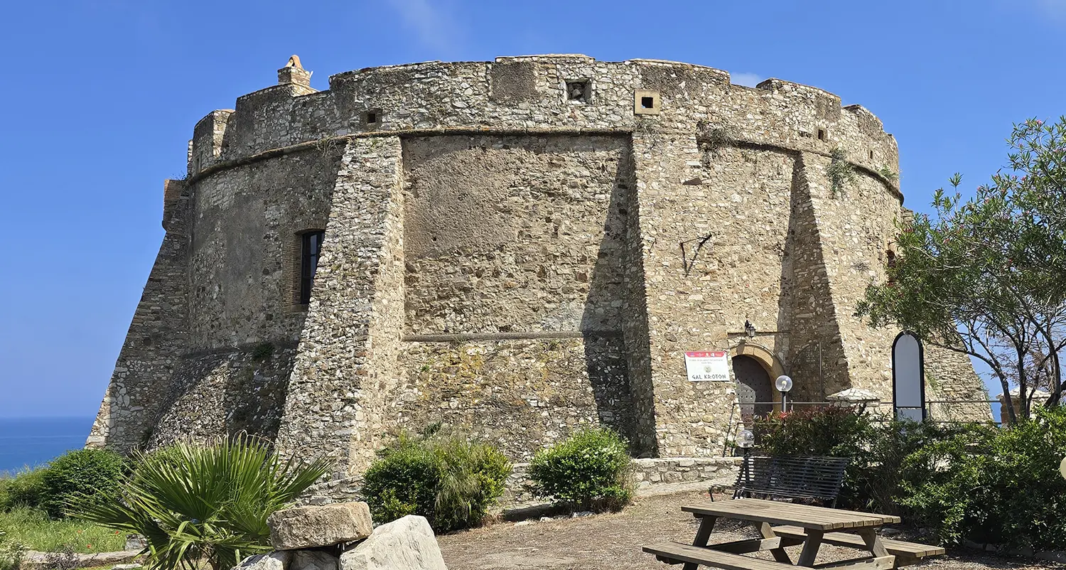 La Calabria fortificata:\u00A0torri e castelli che ricordano oltre due secoli di tracce aragonesi e spagnole\n