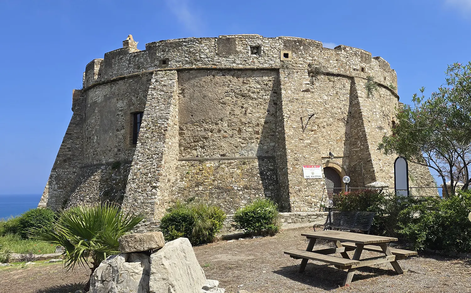 La Calabria fortificata:\u00A0torri e castelli che ricordano oltre due secoli di tracce aragonesi e spagnole\n