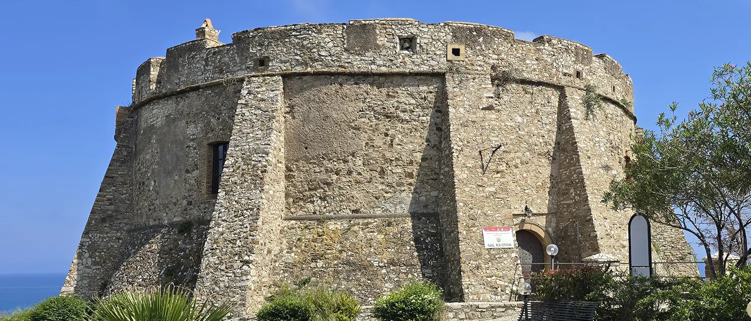 La Calabria fortificata:\u00A0torri e castelli che ricordano oltre due secoli di tracce aragonesi e spagnole\n