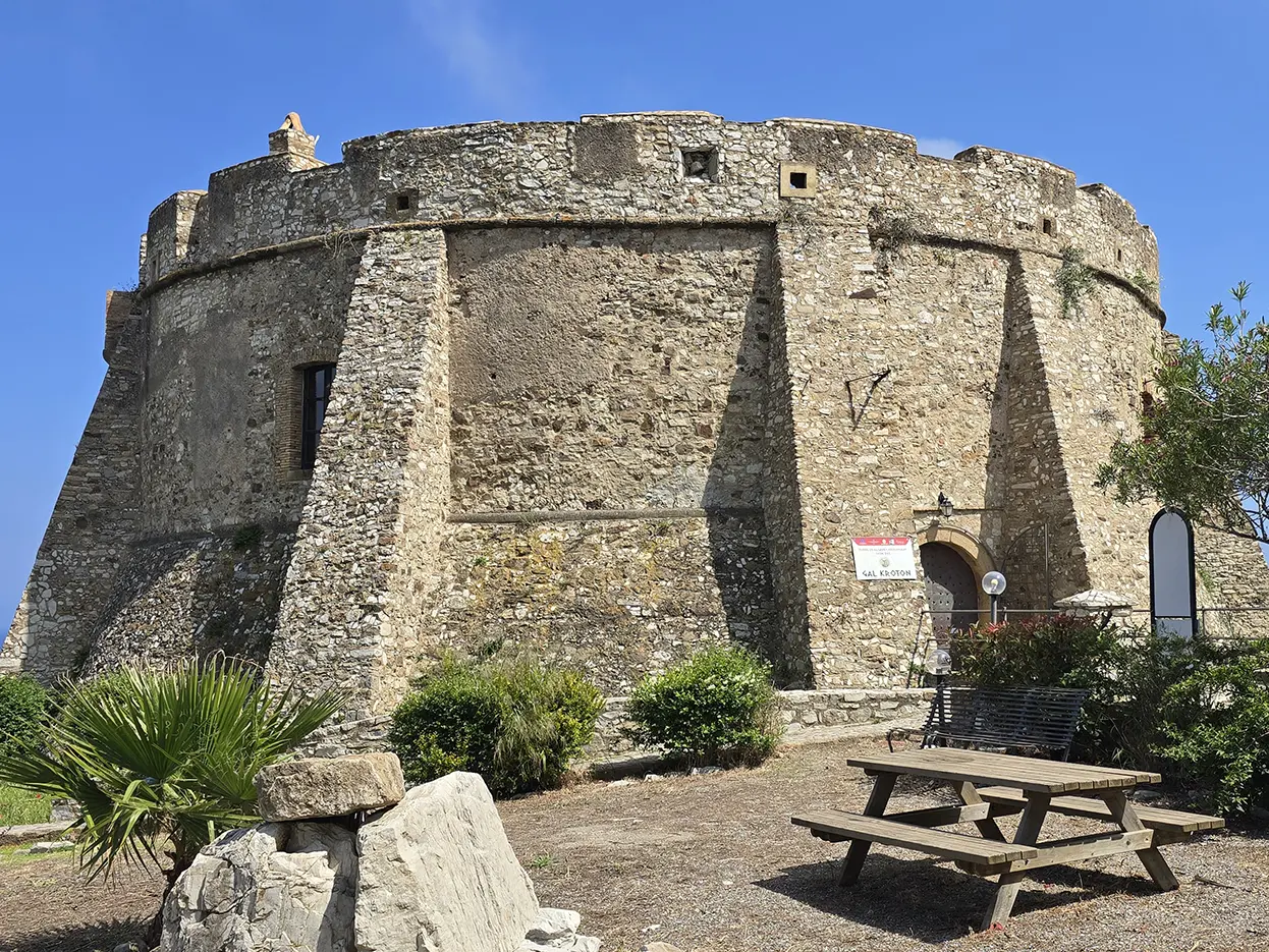 La Calabria fortificata: torri e castelli che ricordano oltre due secoli di tracce aragonesi e spagnole