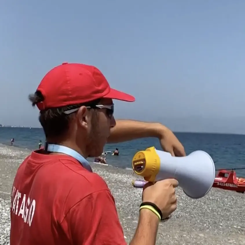 Stagioni brevi, stipendi bassi e norme che cambiano: bagnini in via di estinzione, in Calabria rischiano di sparire