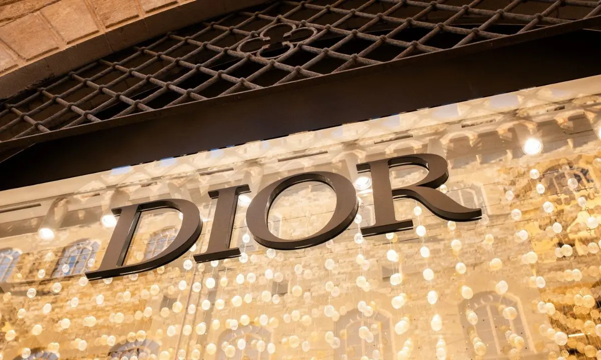 Maxi furto alla boutique Dior di Firenze: rubati capi e borse per 200mila euro, ladri entrati dal palazzo confinante in via Sassetti\n