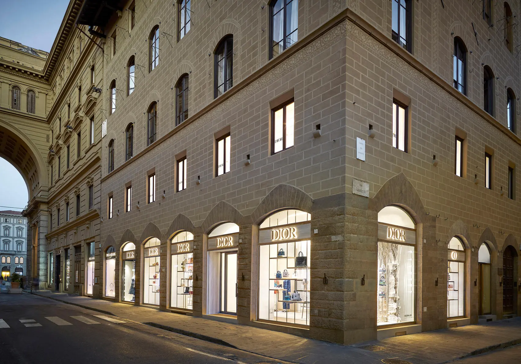 Banda del buco in azione a Firenze, furto da duecentomila euro nel “Dior” di via Strozzi