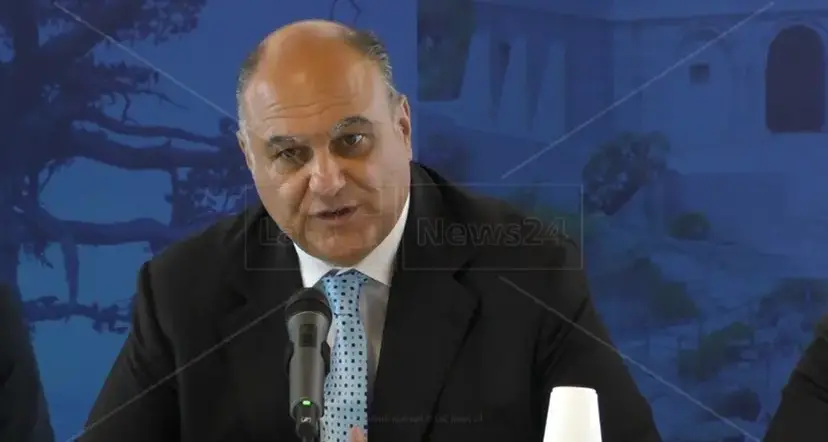 Calabrese a Tridico: «Con il progetto Padel la Regione ha stanziato 225 milioni per creare lavoro non per vendere assistenzialismo»\n\n\u00A0\n