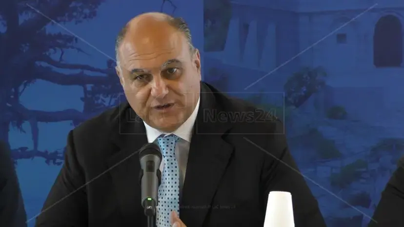 Calabrese a Tridico: «Con il progetto Padel la Regione ha stanziato 225 milioni per creare lavoro non per vendere assistenzialismo»\n\n\u00A0\n