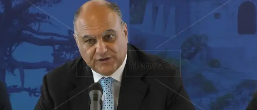 Calabrese a Tridico: «Con il progetto Padel la Regione ha stanziato 225 milioni per creare lavoro non per vendere assistenzialismo»\n\n\u00A0\n