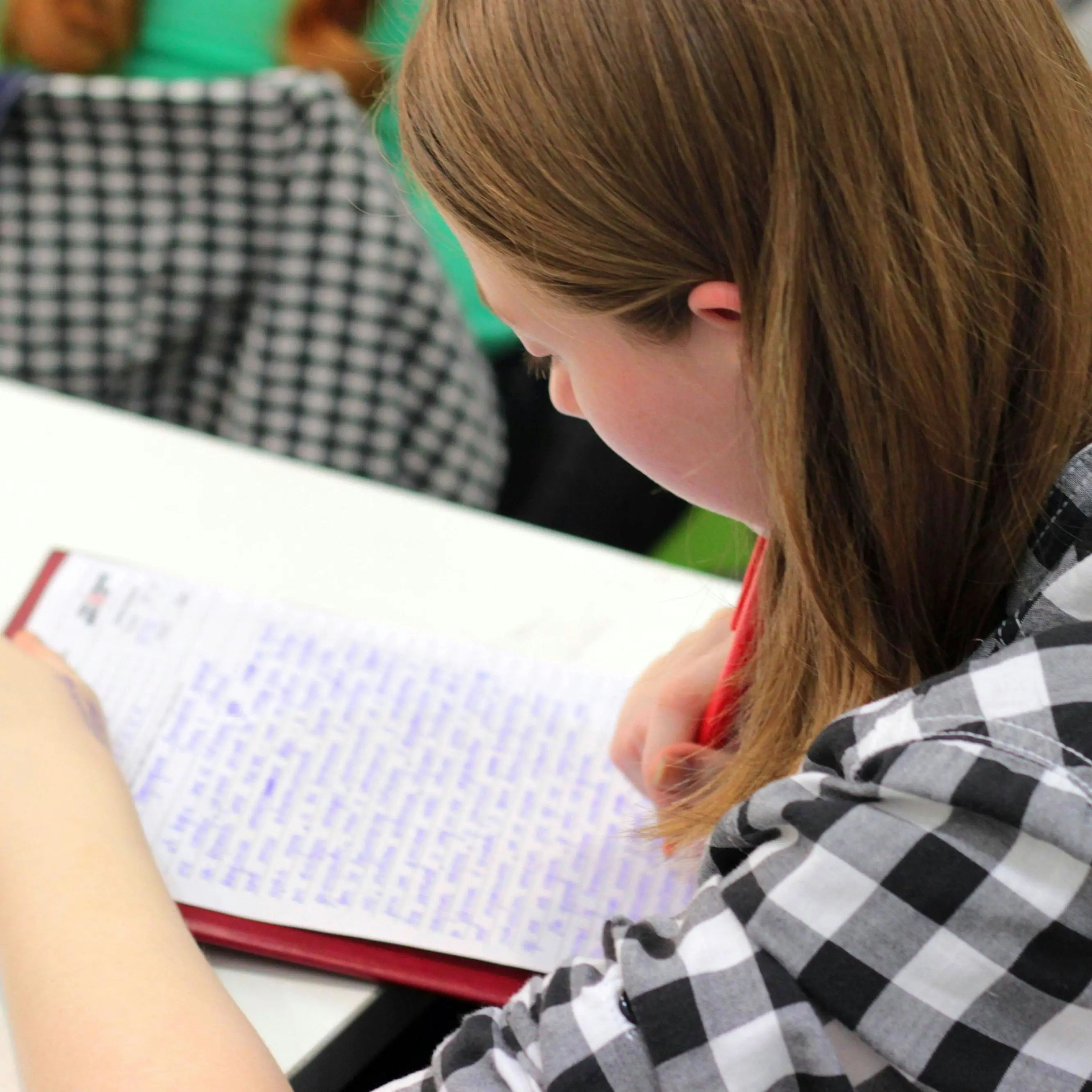 Scuola ferma, futuro bloccato: in Italia quasi 4 adulti su 10 non sanno leggere testi complessi e i figli dei non diplomati restano indietro\n