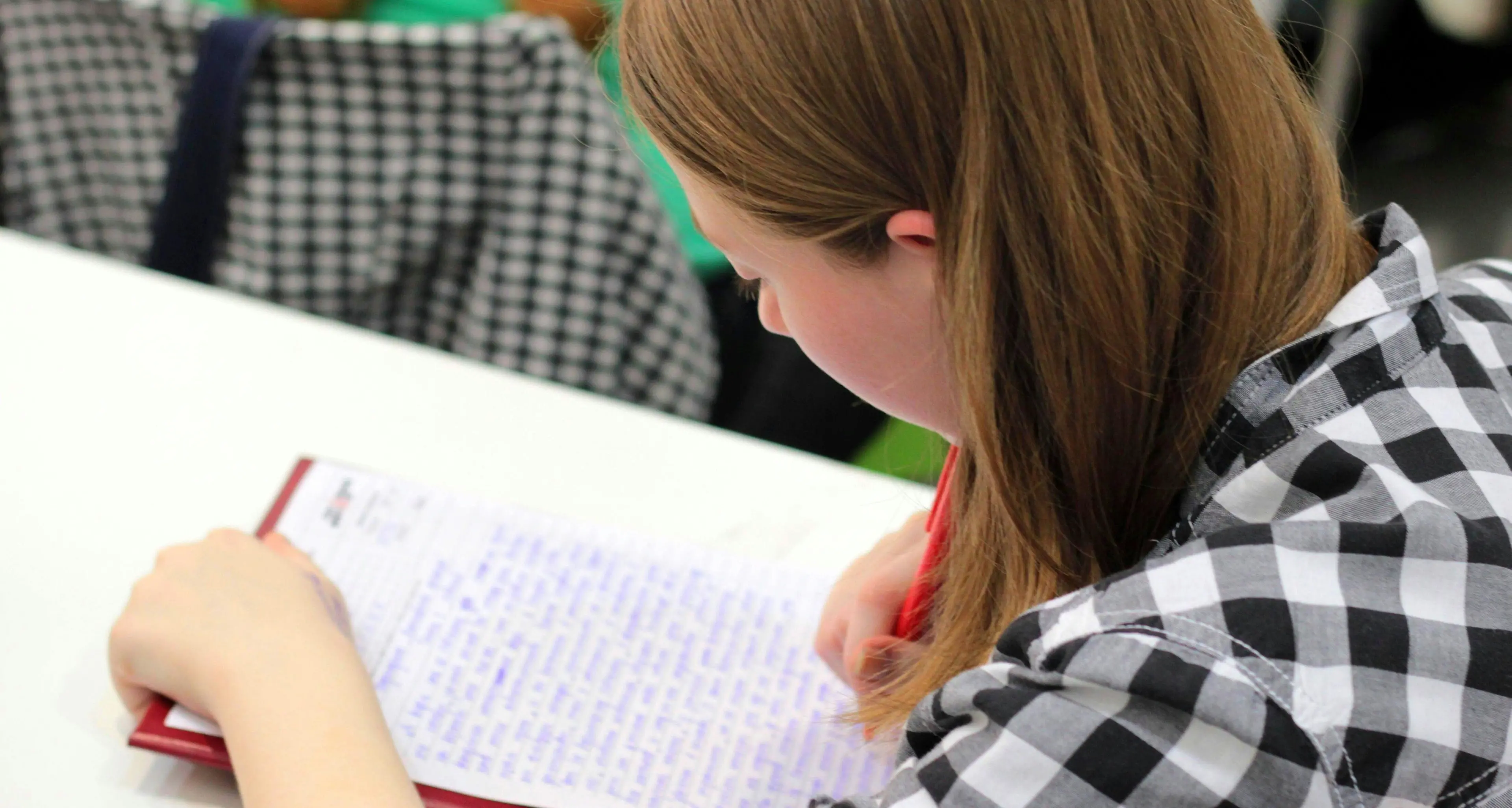 Scuola ferma, futuro bloccato: in Italia quasi 4 adulti su 10 non sanno leggere testi complessi e i figli dei non diplomati restano indietro\n