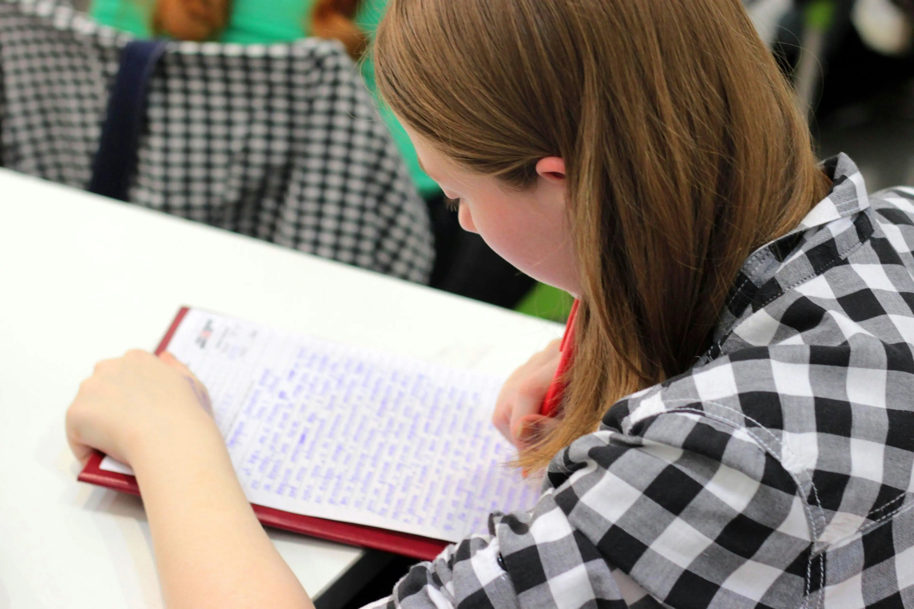 Scuola ferma, futuro bloccato: in Italia quasi 4 adulti su 10 non sanno leggere testi complessi e i figli dei non diplomati restano indietro\n