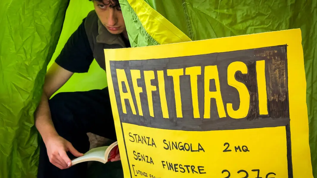 Studenti fuori sede della facolt\\u00E0 di lettere e filosofia protestano contro il caro affitti dentro una tenda da campeggio a Napoli, 12 Maggio 2023. ANSA/CESARE ABBATE/ , ANSA