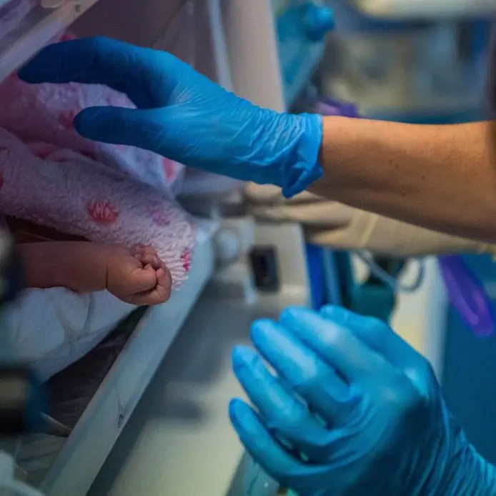 Parto domiciliare a Monza, il neonato muore: la sentenza punta il dito contro le omissioni dell’ostetrica