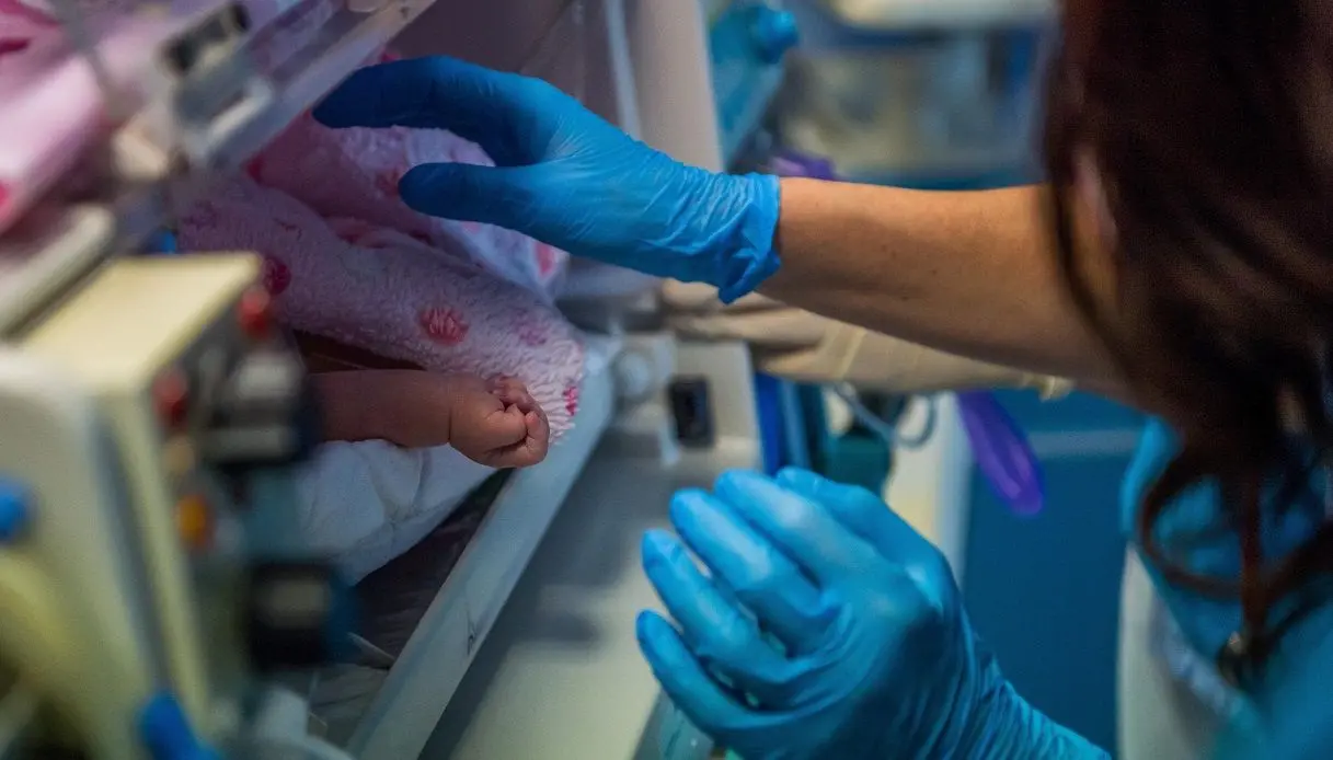 Parto domiciliare a Monza, il neonato muore: la sentenza punta il dito contro le omissioni dell’ostetrica