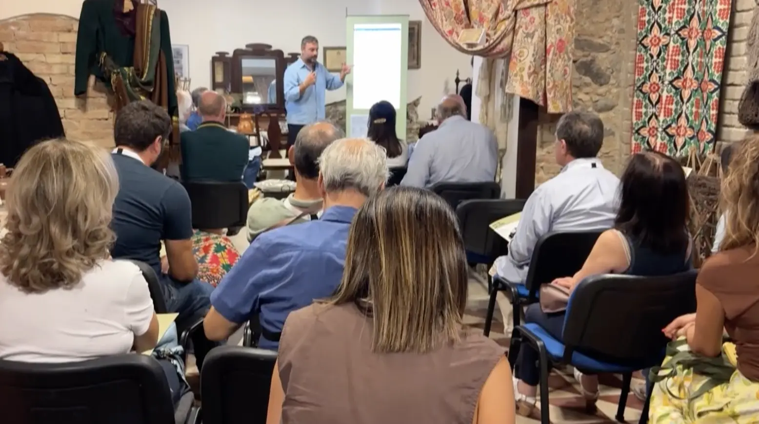 L’arte tessile come risorsa culturale e futuro per le aree interne: a Longobucco confronto tra imprenditori, artigiani e istituzioni\n