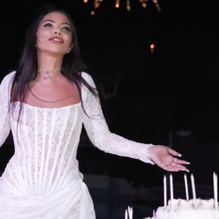 Ortensia Imbrogno, 40 anni di vita e 20 di carriera: una serata tra stile, affetto e vista mozzafiato su Capri\n