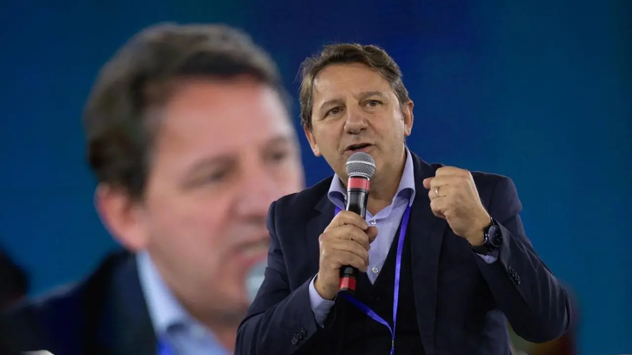Tridico tra visioni alte e inciampi: la (fredda?) sfida comunicativa del prof contro il racconto di Occhiuto\n
