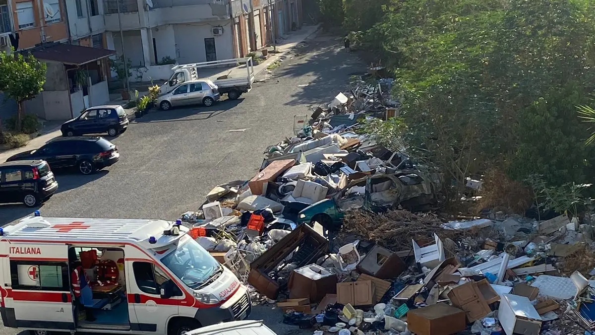 <p>La discarica sotto casa Ail nel rione Marconi a Reggio Calabria</p>\\n