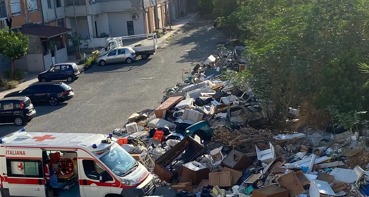 Casa Ail a Reggio, la\u00A0testimonianza:\u00A0«Auto bruciate e rifiuti\u00A0accanto all’ambulanza che mi portava in ospedale per le visite post trapianto»\u00A0\n