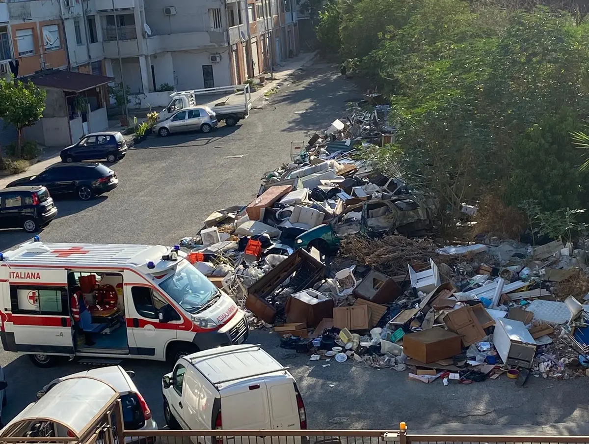 Casa Ail a Reggio, la\u00A0testimonianza:\u00A0«Auto bruciate e rifiuti\u00A0accanto all’ambulanza che mi portava in ospedale per le visite post trapianto»\u00A0\n