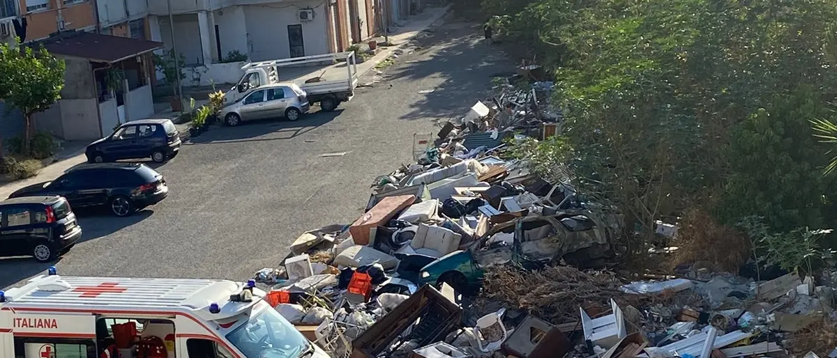 Casa Ail a Reggio, la\u00A0testimonianza:\u00A0«Auto bruciate e rifiuti\u00A0accanto all’ambulanza che mi portava in ospedale per le visite post trapianto»\u00A0\n