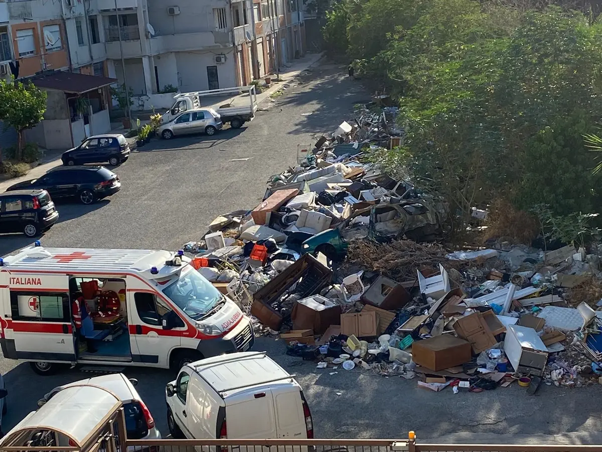 Casa Ail a Reggio, la testimonianza: «Auto bruciate e rifiuti accanto all’ambulanza che mi portava in ospedale per le visite post trapianto»