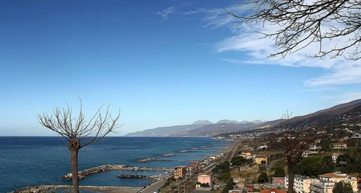 Estate 2025 sul Tirreno cosentino: San Lucido regina della proposta turistica, Fuscaldo e Paola non restano a guardare\n