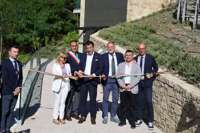 Salvini al Taglio del nastro\u00A0dell’ascensore di Todi: «Spero in una\u00A0cerimonia\u00A0in autunno per\u00A0l’inizio dei lavori Ponte sullo Stretto»\n