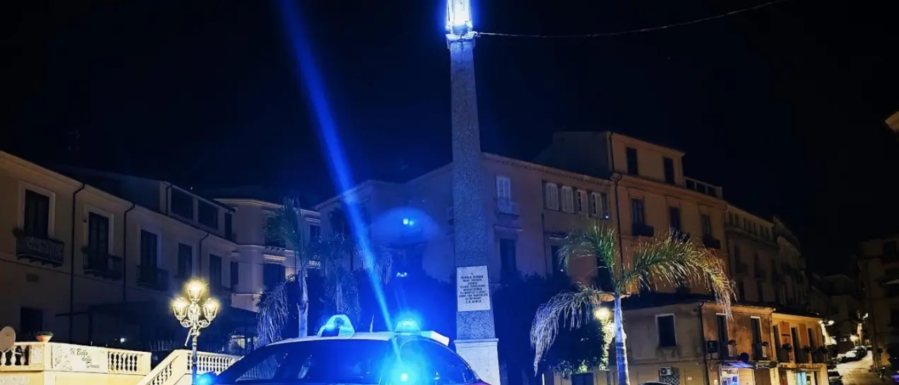 Lamezia, giovane turista tenta di gettarsi da un ponte: afferrato al volo da un carabiniere\n