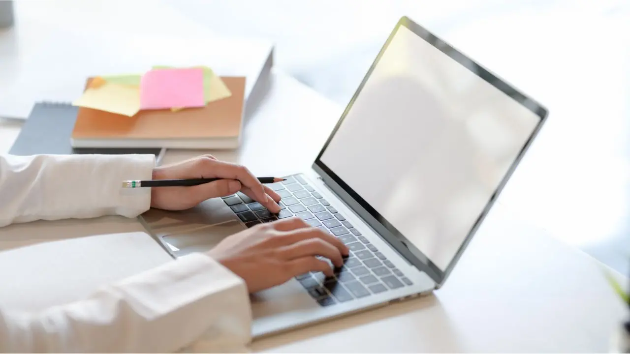 IA e lavoro,\u00A0in Italia l’uso cresce del 34%. Ma dirigenti e dipendenti sono divisi su formazione e applicazioni\n