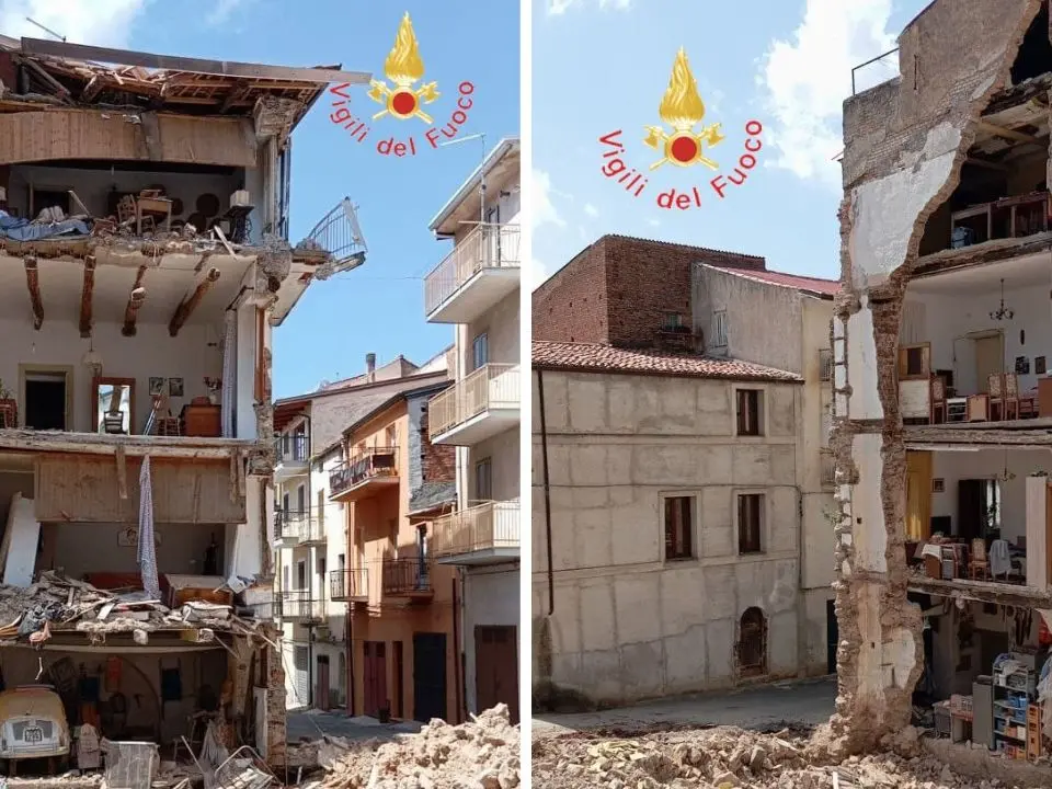 Spaventoso crollo a Lamezia Terme, va giù la facciata laterale di un palazzo di 4 piani: nessun ferito