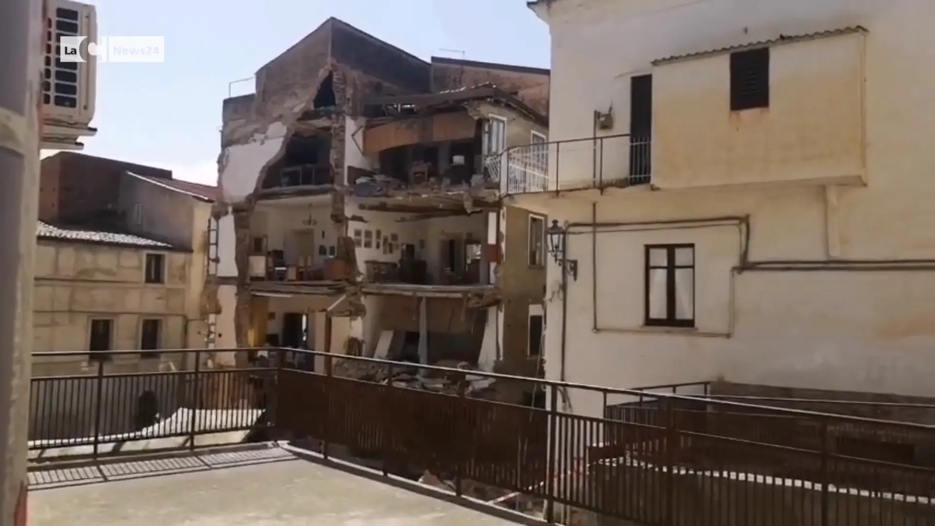 Crollo di un palazzo a Lamezia
