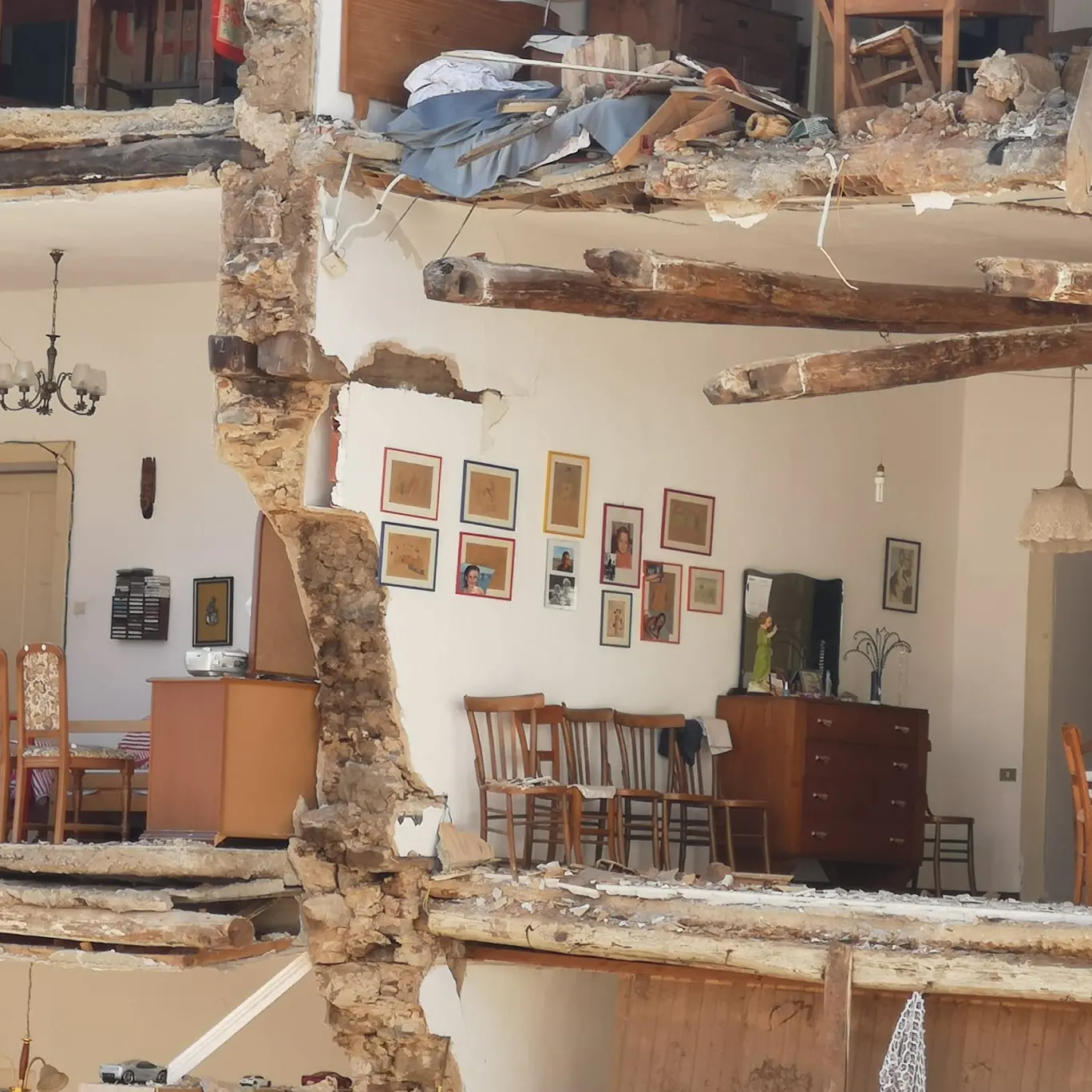 Crollo a Lamezia, 17enne eroe salva la madre e il fratellino.\u00A0La paura dei vicini: «Credevamo fosse un terremoto»\n