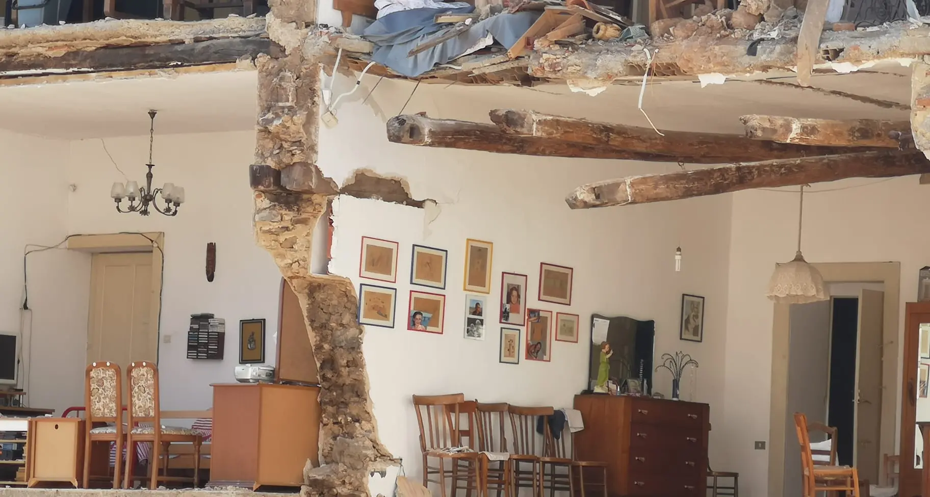 Crollo a Lamezia, 17enne eroe salva la madre e il fratellino.\u00A0La paura dei vicini: «Credevamo fosse un terremoto»\n