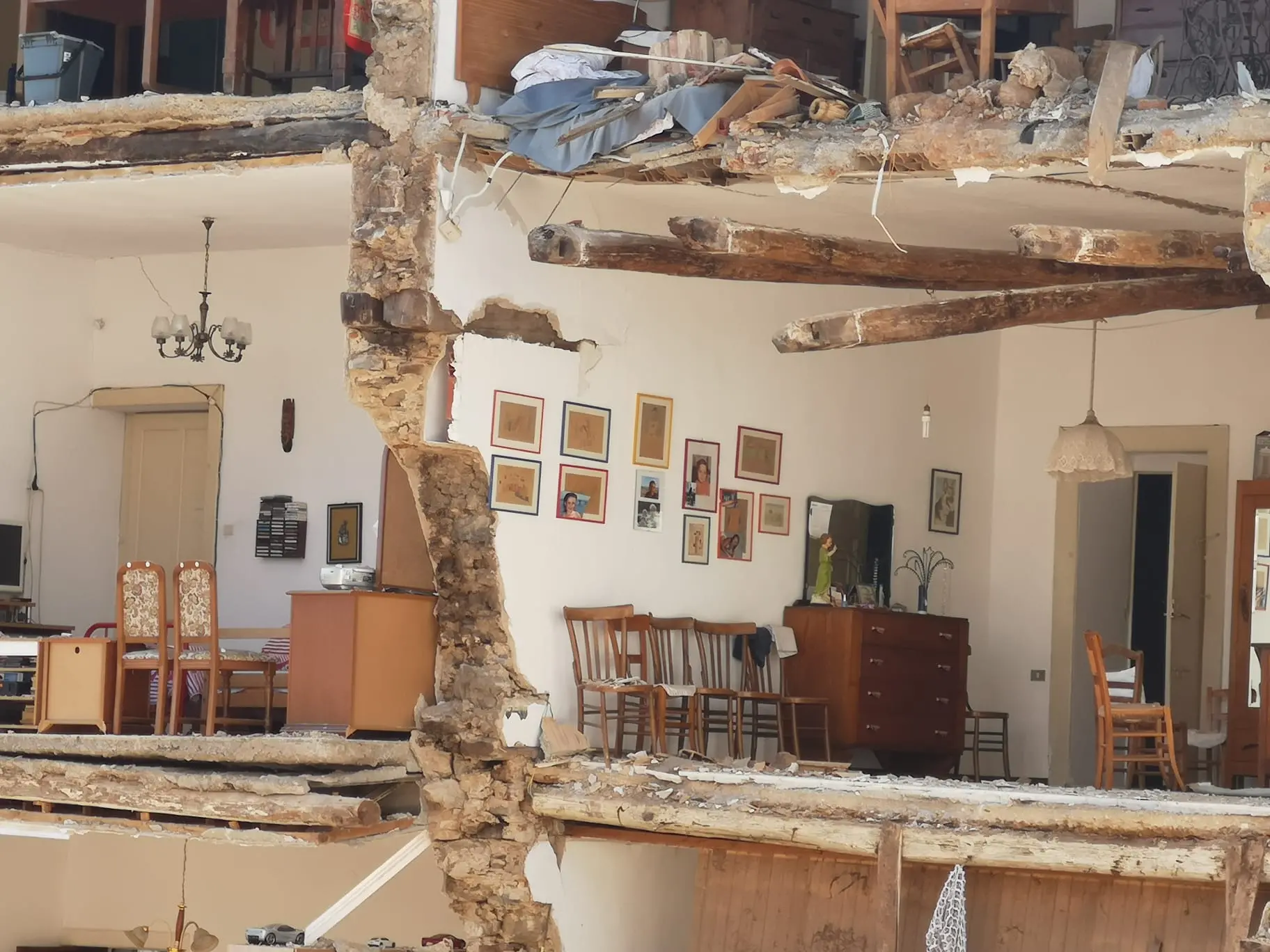 Crollo a Lamezia, 17enne eroe salva la madre e il fratellino.\u00A0La paura dei vicini: «Credevamo fosse un terremoto»\n