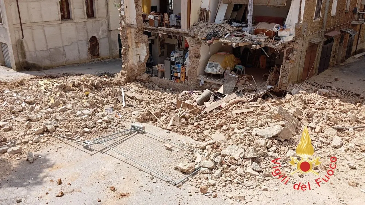 Paura a Lamezia, crolla la facciata di un palazzo