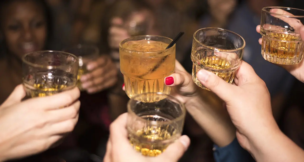 Emergenza alcol tra i più giovani: «Fenomeno in aumento, bevono ancora prima di entrare nei locali»\n
