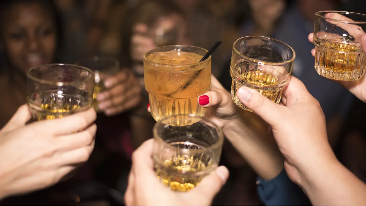 Emergenza alcol tra i più giovani: «Fenomeno in aumento, bevono ancora prima di entrare nei locali»\n
