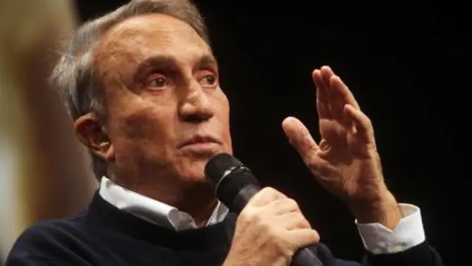 Emilio Fede in condizioni di salute molto critiche: «Fino a ieri era ancora lucido. Purtroppo oggi non lo è più»\n