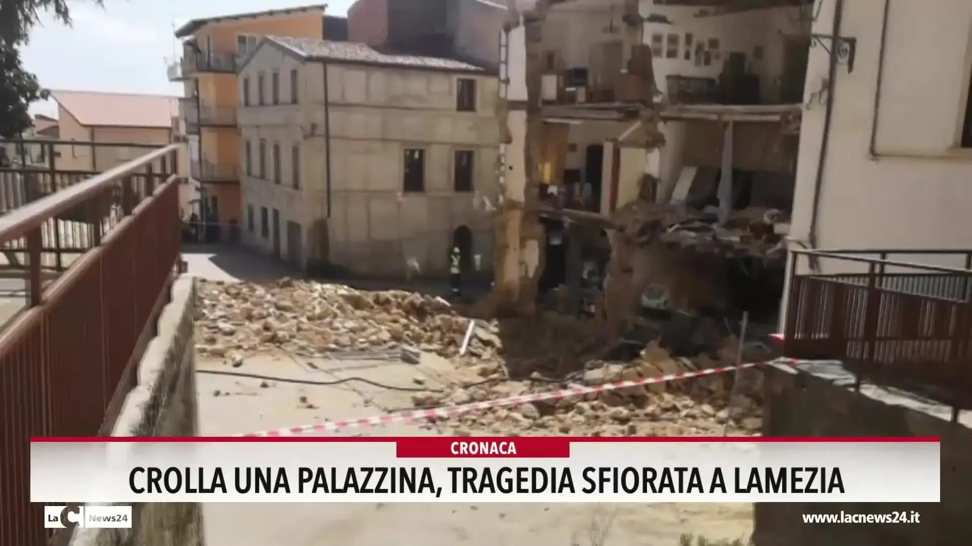 Crolla una palazzina, tragedia sfiorata a Lamezia